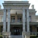 built in 1911 for grocery heir sess cleveland and home to his family for 60 years a 5700 sq ft historic mansion on houstons courtlandt place image credit argosdad at english wikipedia wikimedia commons