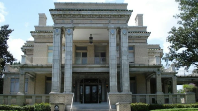 built in 1911 for grocery heir sess cleveland and home to his family for 60 years a 5700 sq ft historic mansion on houstons courtlandt place image credit argosdad at english wikipedia wikimedia commons
